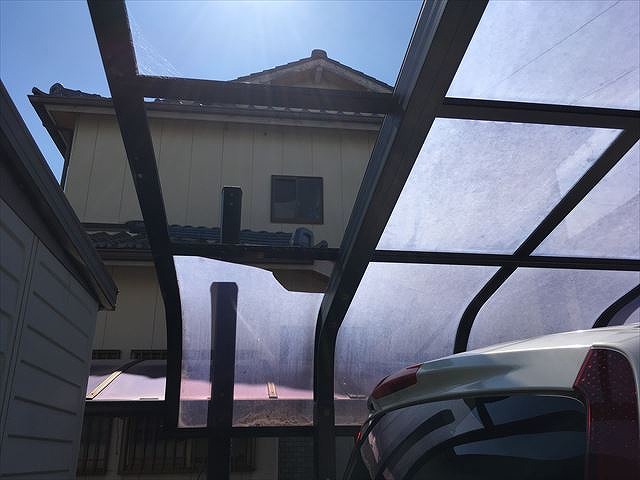 屋根のパネルが割れてなくなっている